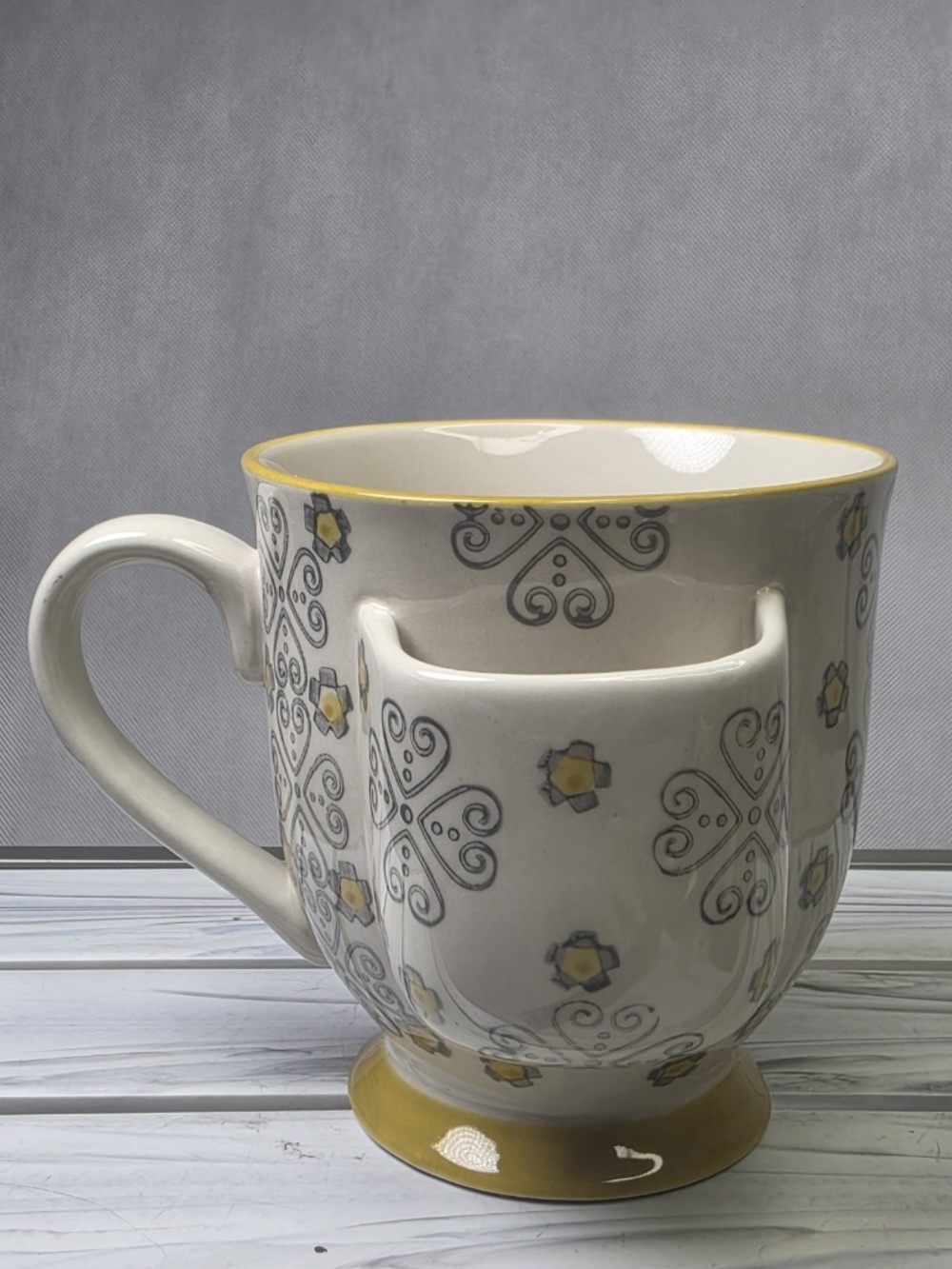 NWOT Creative Co-op ANTHROPOLOGY 12 OZ Ceramic MUG w TEA Bag Holder Mustard/Gray
